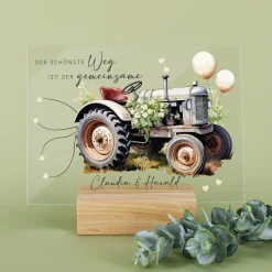 Personalisierbares Acrylschild mit Retrotraktor und Blumenmotiv zur Hochzeit