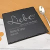 Personalisierbare Servierplatte aus Schiefer mit Namen & Datum | Liebe geht durch den Magen | 20x20 cm