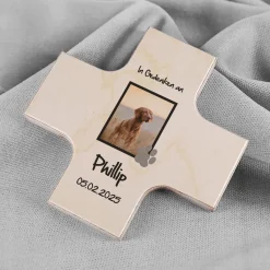Personalisierbares Holzkreuz Trauer mit Pfotenmotiv – Erinnerung an dein Haustier