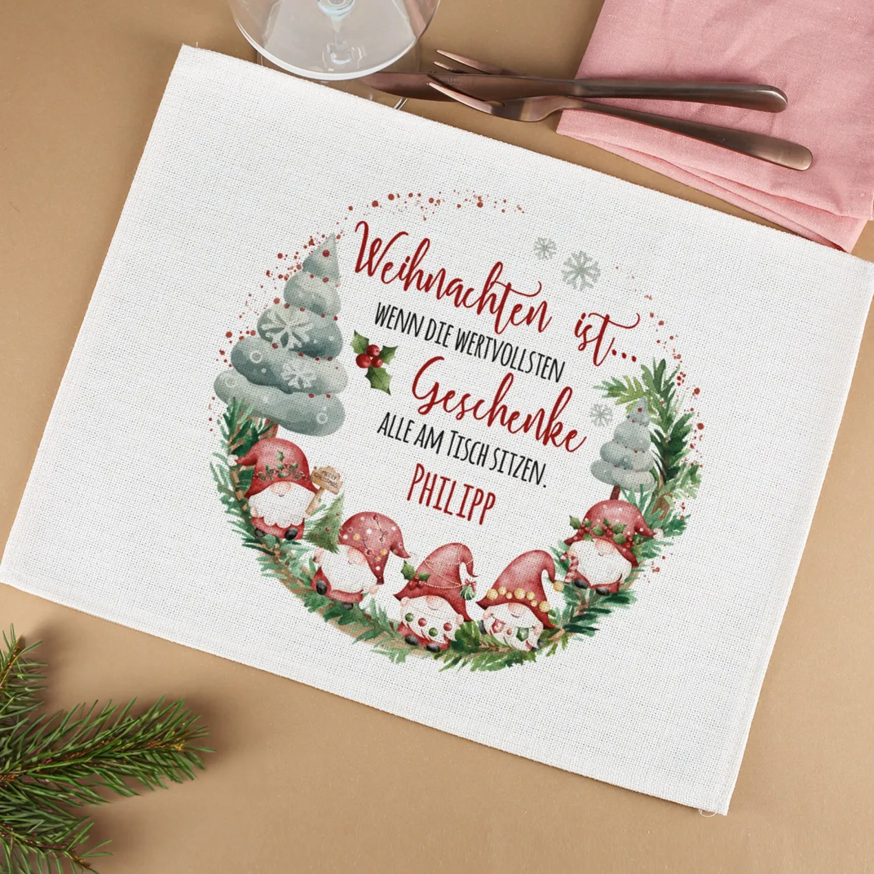 Personalisierbares Platzdeckchen mit Wichtelmotiv zu Weihnachten in Jute oder Filz | Tischdeko