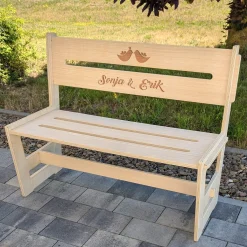 Personalisierte Bank zur Hochzeit mit Turteltaubenmotiv und Namen