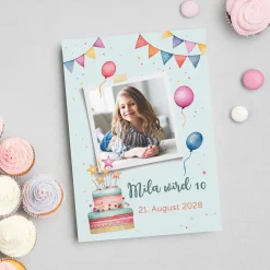 Personalisierte Einladungskarte zum Kindergeburtstag mit Foto und buntem Party-Motiv