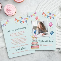 Personalisierte Einladungskarte zum Kindergeburtstag mit Foto und buntem Party-Motiv