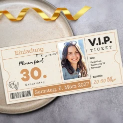 Personalisierte Einladungskarte zum Geburtstag als VIP Ticket mit Foto & Wunschtext | DIN lang Karte