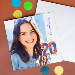 Personalisierte Einladungskarte zum 20. Geburtstag mit Foto & Konfetti-Zahl | Klappkarte mit Umschlag