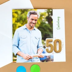Personalisierte Einladungskarte zum 50. Geburtstag mit Foto & goldener Zahl | Klappkarte mit Umschlag