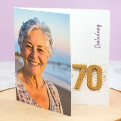 Personalisierte Einladungskarte zum 70. Geburtstag mit Foto & goldener Zahl | Klappkarte mit Umschlag
