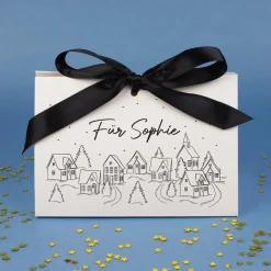 Personalisierte Geschenktasche mit verschneitem Winterdorf | Edle Verpackung für Weihnachtsgeschenke