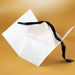 Personalisierte Geschenktasche mit verschneitem Winterdorf | Edle Verpackung für Weihnachtsgeschenke