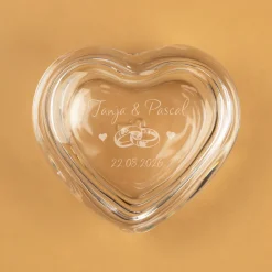 Personalisierte Glasdose in Herzform von Leonardo mit Ringmotiv, Namen, Datum | Geschenk zur Hochzeit