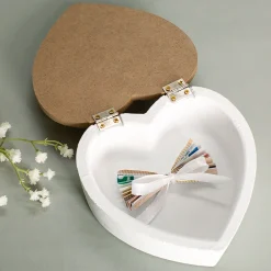Personalisierte Herzdose aus Holz zur Hochzeit mit Wunschtext und Initialen