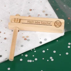 Personalisierte Holzratsche zum Geburtstag mit Verkehrszeichen und Wunschtext | Gastgeschenk