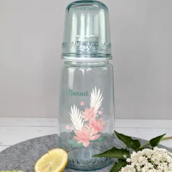 Personalisierte Karaffe mit Trinkglas mit Name für Wellness & Yoga | Motiv Seerose