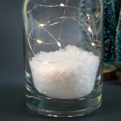 Personalisierte LED Deko-Karaffe mit Wichtelmotiv & Wunschtext | Verschneite Weihnachtsdeko im Glas