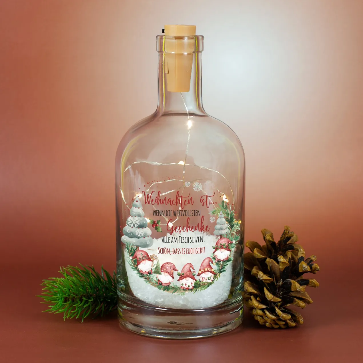 Personalisierte LED Deko-Karaffe mit Wichtelmotiv & Wunschtext | Verschneite Weihnachtsdeko im Glas