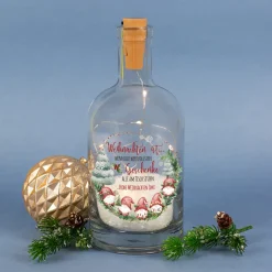 Personalisierte LED Deko-Karaffe mit Wichtelmotiv & Wunschtext | Verschneite Weihnachtsdeko im Glas