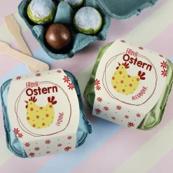 Personalisierte Löffeleier 'Frohe Ostern' mit Name im Karton | 4 gefüllte Schokoeier mit Huhn-Motiv