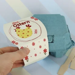 Personalisierte Löffeleier 'Frohe Ostern' mit Name im Karton | 4 gefüllte Schokoeier mit Huhn-Motiv