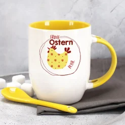 Personalisierte Löffeltasse 'Frohe Ostern' mit Name & gelbem Löffel | Osterbecher 300 ml mit Huhn