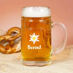 Personalisierter Bierkrug im Lederhosen Design mit Edelweiß Motiv | Bierglas mit Name 0,5l