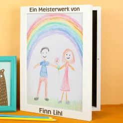 Personalisierter Bilderrahmen für Kinderbilder mit Aufbewahrungsfach | DIN A4 Holzrahmen weiß