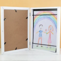 Personalisierter Bilderrahmen für Kinderbilder mit Aufbewahrungsfach | DIN A4 Holzrahmen weiß