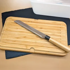 Personalisierter Brotkasten mit Messer, Bambusbrett und Wunschtext | Wo Liebe den Tisch deckt Motiv