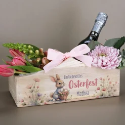 Personalisierter Geschenkkorb zu Ostern mit Hasenmotiv & Name | Pflanzkiste aus Holz mit Blumenmotiv