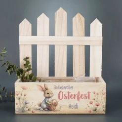Personalisierter Geschenkkorb zu Ostern mit Hasenmotiv & Name | Pflanzkiste aus Holz mit Blumenmotiv
