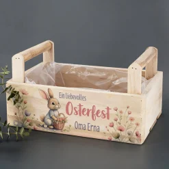 Personalisierter Geschenkkorb zu Ostern mit Hasenmotiv & Name | Pflanzkiste aus Holz mit Blumenmotiv