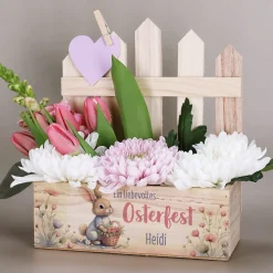 Personalisierter Geschenkkorb zu Ostern mit Hasenmotiv & Name | Pflanzkiste aus Holz mit Blumenmotiv