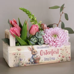 Personalisierter Geschenkkorb zu Ostern mit Hasenmotiv & Name | Pflanzkiste aus Holz mit Blumenmotiv