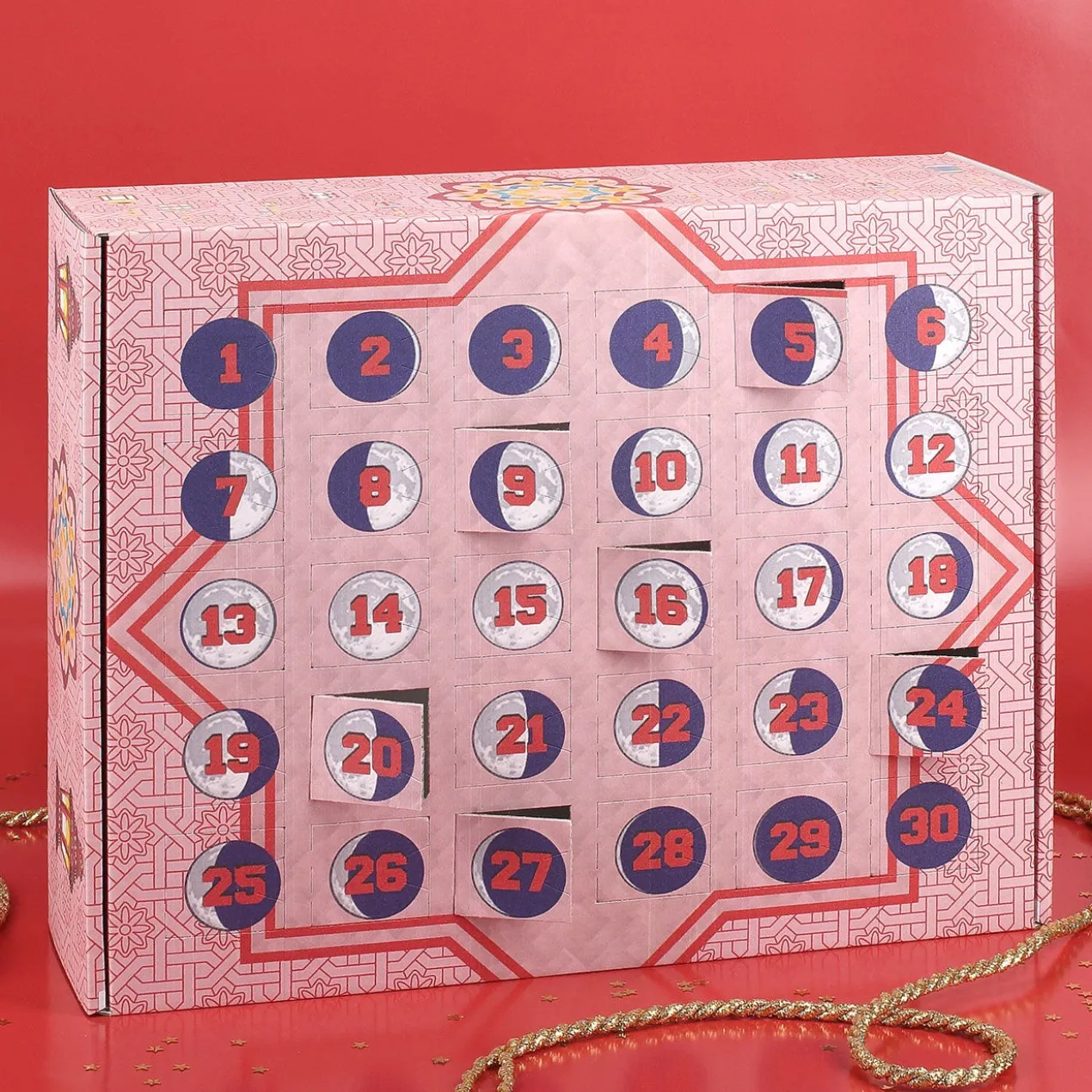 Personalisierter Kalender zum Ramadan bedruckt mit Laternen, Blumenornamenten und Mondphasen