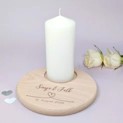 Personalisierter Kerzenteller aus Buchenholz zur Hochzeit graviert mit Namen und Datum