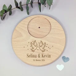 Personalisierter Kerzenteller zur Hochzeit graviert mit Namen und Datum | Buchenholz | Taubenmotiv