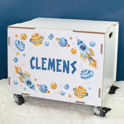 Personalisierte Rollbox aus Holz von clipfritz - Spielzeugkiste mit Weltraum Motiv & Name für Jungen
