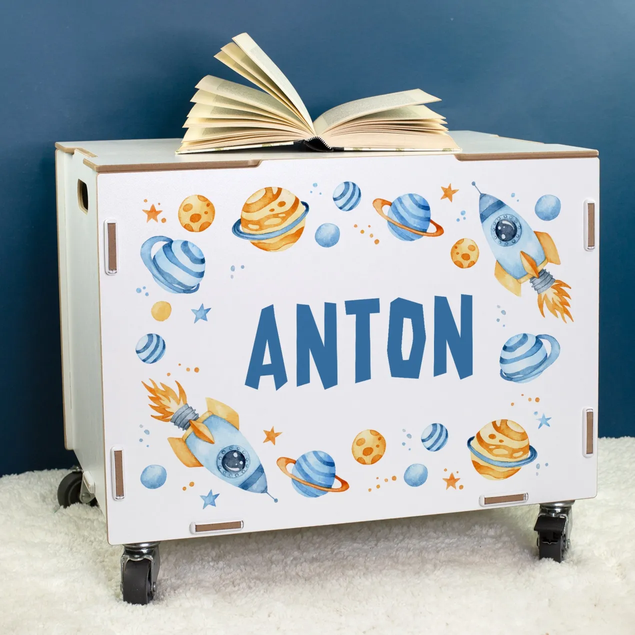 Personalisierte Rollbox aus Holz von clipfritz - Spielzeugkiste mit Weltraum Motiv & Name für Jungen