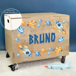 Personalisierte Rollbox aus Holz von clipfritz - Spielzeugkiste mit Weltraum Motiv & Name für Jungen