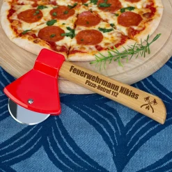 Personalisierter Pizzaschneider als Feuerwehr Axt mit Gravur | Lustiges Geschenk für die Küche