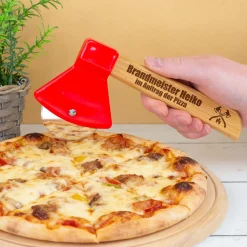 Personalisierter Pizzaschneider als Feuerwehr Axt mit Gravur | Lustiges Geschenk für die Küche