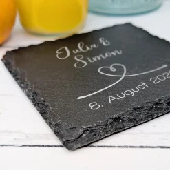 Personalisierter Schiefer-Untersetzer für den Hochzeitstisch mit Gravur | Love Motiv