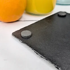 Personalisierter Schiefer-Untersetzer für den Hochzeitstisch mit Gravur | Love Motiv
