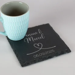Personalisierter Schiefer-Untersetzer für den Hochzeitstisch mit Gravur | Love Motiv