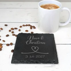Personalisierter Schiefer-Untersetzer für den Hochzeitstisch mit Gravur | Love Motiv