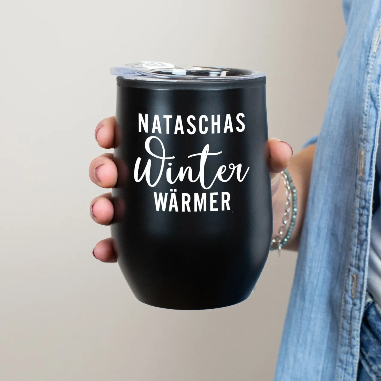 Personalisierter Thermobecher mit Name und Winterwärmer-Motiv in 2 Farben | Geschenk zu Weihnachten