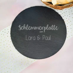 Personalisierte runde Servierplatte aus Schiefer mit Namen für Paare | Schlemmerplatte