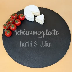 Personalisierte runde Servierplatte aus Schiefer mit Namen für Paare | Schlemmerplatte
