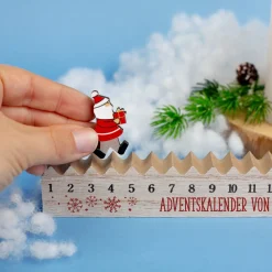 Personalisierter 'Walking Santa' Adventskalender aus Holz mit kleiner Figur | Schneeflocken