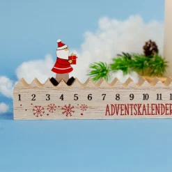 Personalisierter 'Walking Santa' Adventskalender aus Holz mit kleiner Figur | Schneeflocken