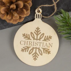 Personalisierter Weihnachtsbaumanhänger aus Holz mit Name und Schneeflocke-Motiv | Christbaumschmuck